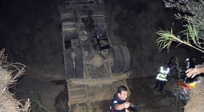 Dereye düşen hafriyat aracının şoförü öldü